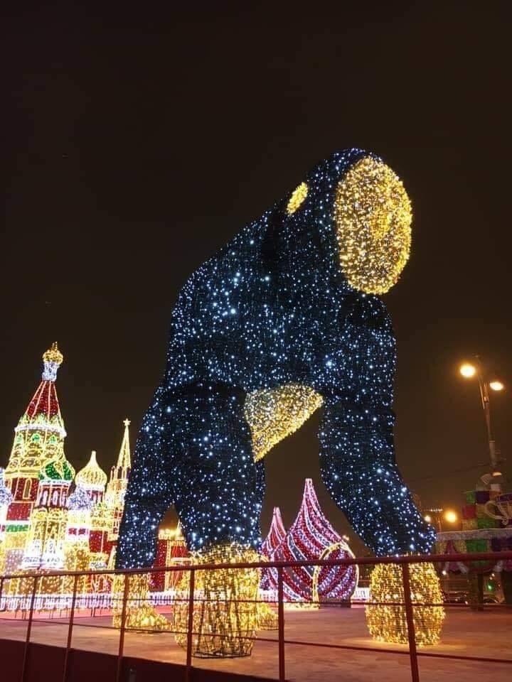 Meanwhile, in Moscow, at the European shopping center, they put such a stuffed animal - New Year, Moscow, Kremlin, Scarecrow, Monster