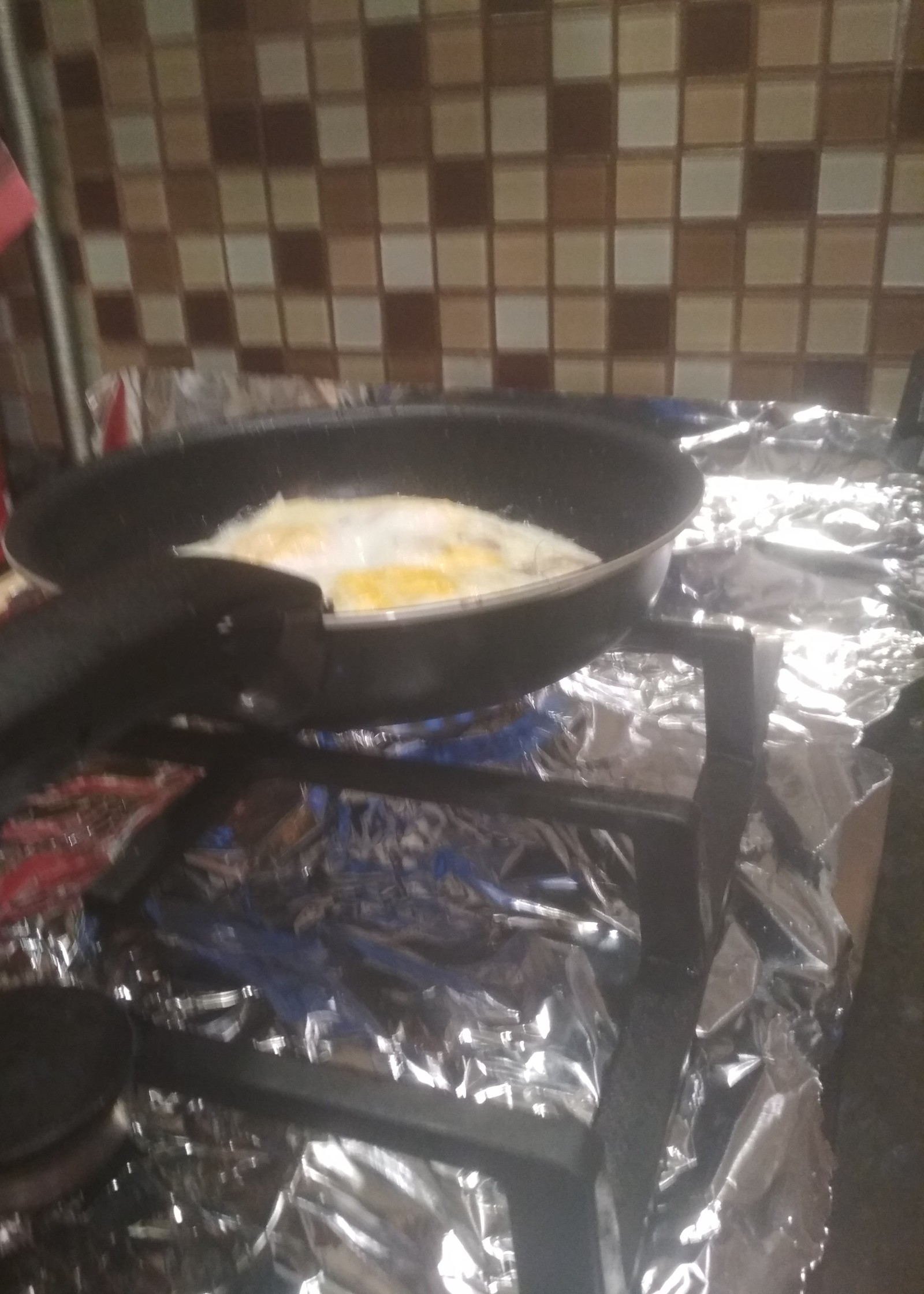 Bachelor life hack how to wash the stove less often - My, bachelor meal, Life hack, Foil, Longpost, Men's cooking