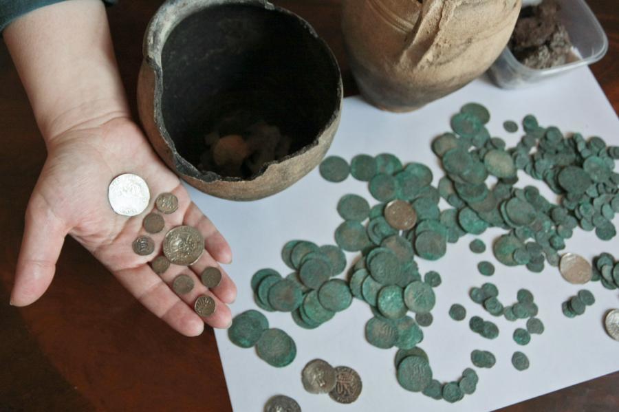 Клады монет в горшках и кувшинах. Клад 2018. Клад серебряных монет. Находки коп. Клад 2018.