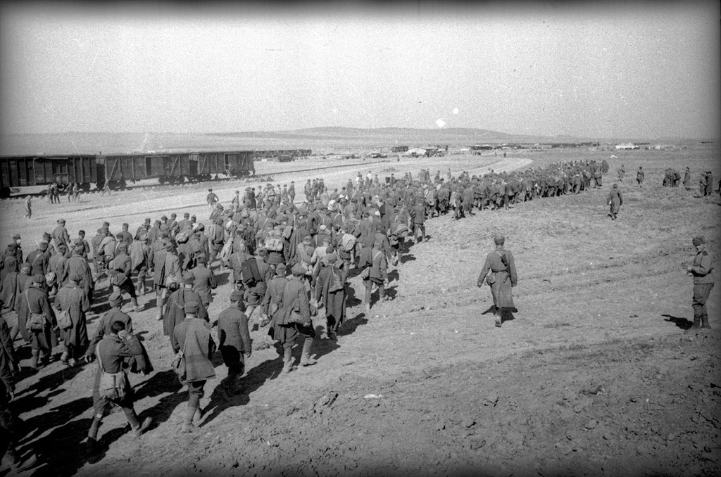 2 апреля 1944 года. Освобождение Керчь 1944. Советские пленные Крым 1942.