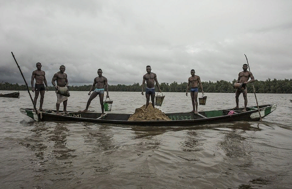 Muscular Cameroonians risk their lives every day to get sand from the bottom of the river - Work, Fitness, The photo, Longpost, Work