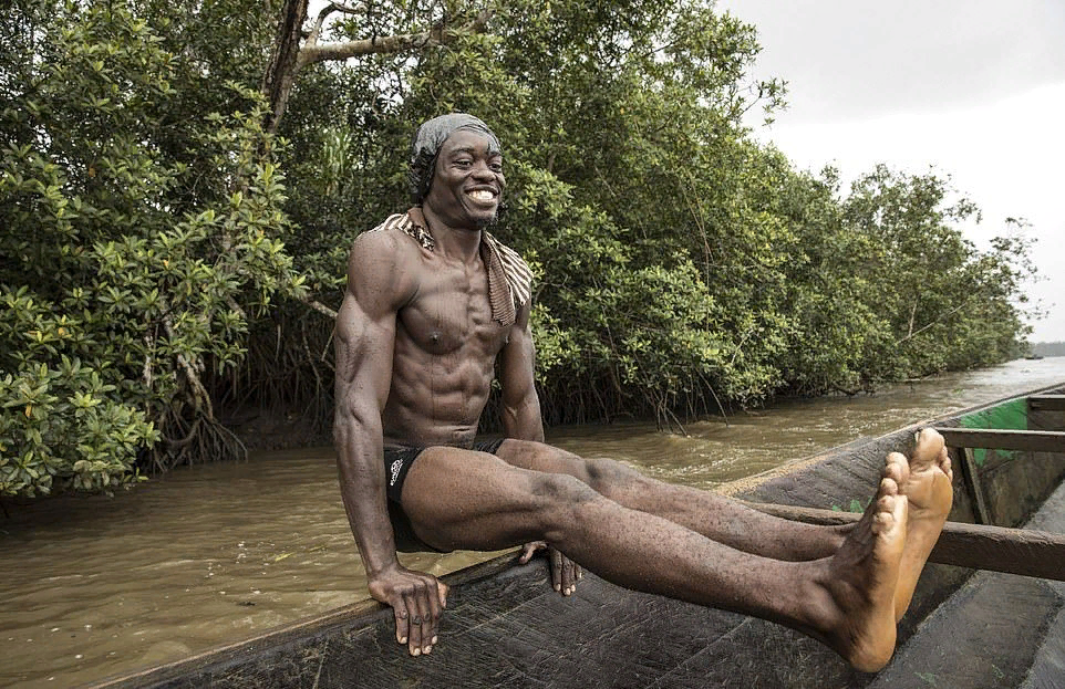 Muscular Cameroonians risk their lives every day to get sand from the bottom of the river - Work, Fitness, The photo, Longpost, Work