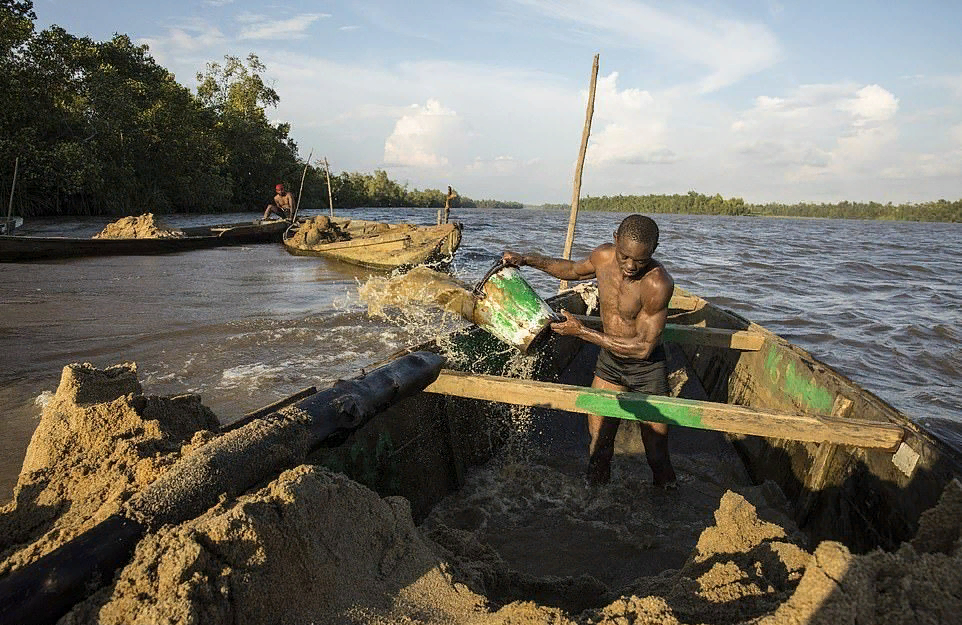 Muscular Cameroonians risk their lives every day to get sand from the bottom of the river - Work, Fitness, The photo, Longpost, Work