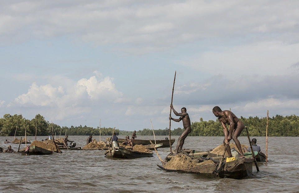 Muscular Cameroonians risk their lives every day to get sand from the bottom of the river - Work, Fitness, The photo, Longpost, Work