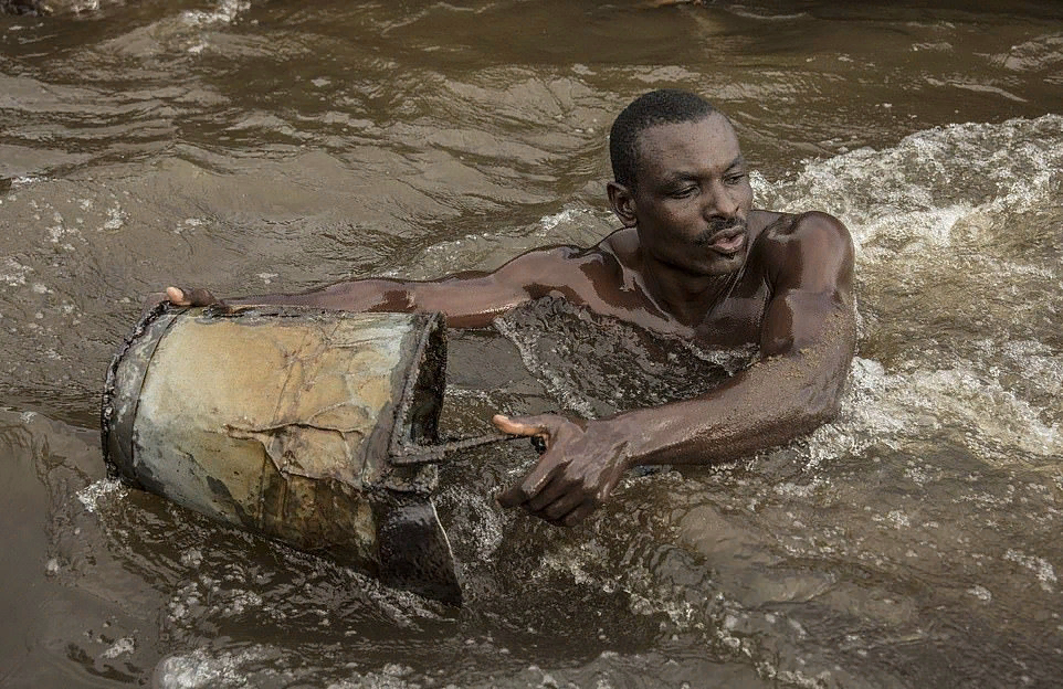 Muscular Cameroonians risk their lives every day to get sand from the bottom of the river - Work, Fitness, The photo, Longpost, Work