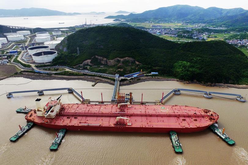 Five tugs and a tanker - Tanker, Tow, The photo, Shanghai