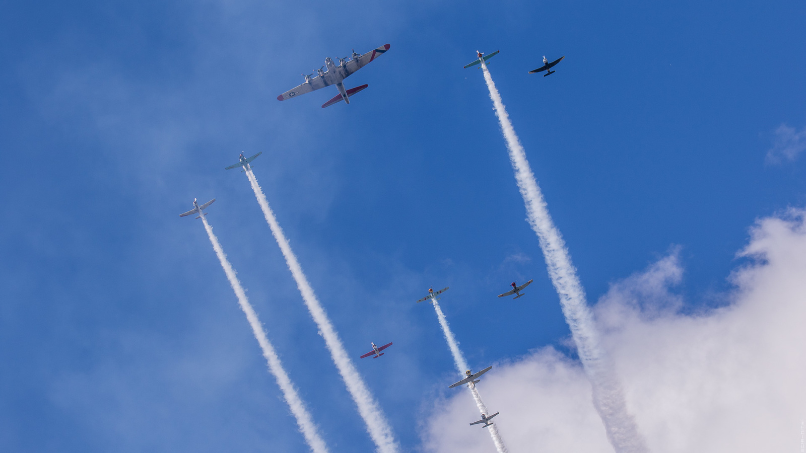 Flying Fortress B-17 accompanied by Yaks*. - My, Yak-52, Airplane, Airshow, Boeing B-17, Eaa, Oshkosh, The photo, Longpost