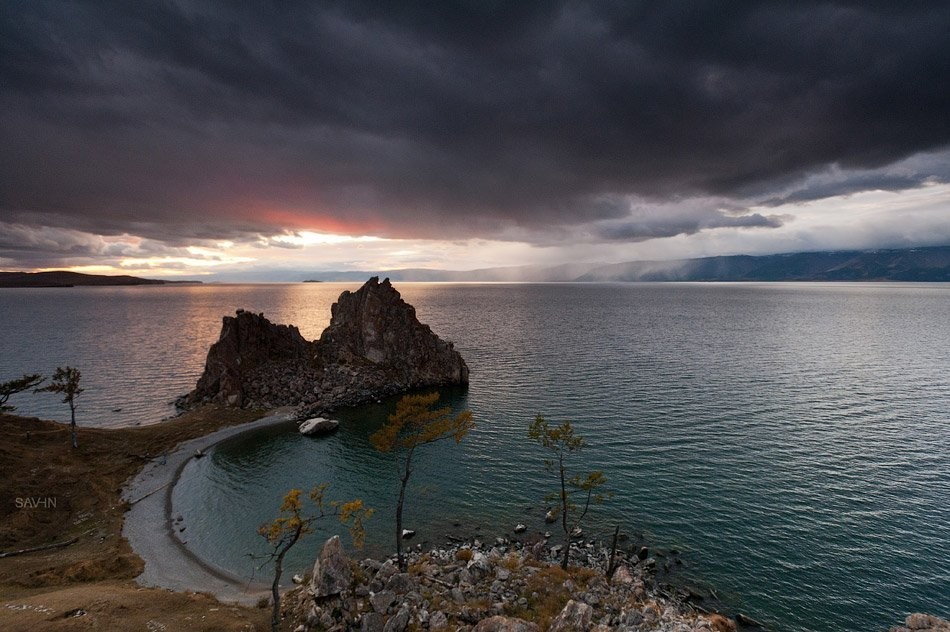 Озеро древний мир. Озеро Байкал. Байкал древнейшее озеро. Байкал древнее озеро. Байкал самое древнее озеро в мире.