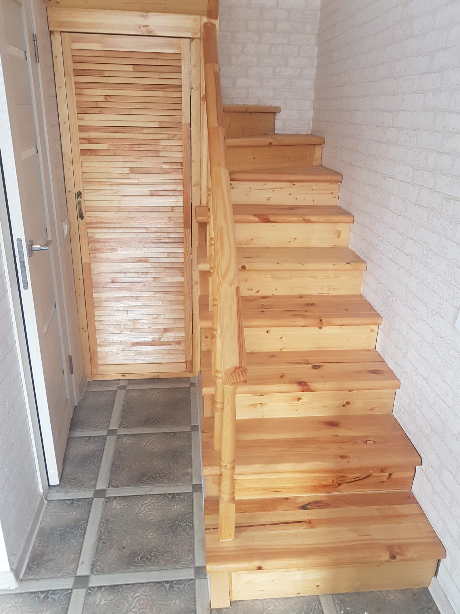 Самая простая лестница. Лестница на второй этаж. Лестница в частном доме. Деревянные лестницы в частном доме. Лестница деревянная для дачи.