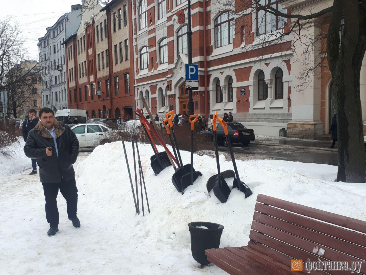 Workers of crematoria and Smolny went to clean Vasileostrovsky district - Society, Russia, Saint Petersburg, Snow removal, Crematorium, Fontanka, Officials, Saturday clean-up, Longpost