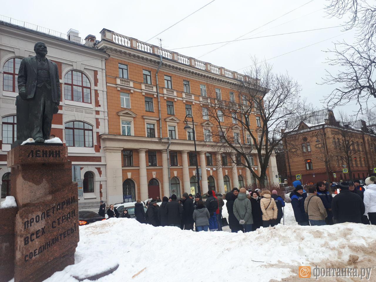 Работники крематориев и Смольного вышли на уборку Василеостровского района - Общество, Россия, Санкт-Петербург, Уборка снега, Крематорий, Фонтанка, Чиновники, Субботник, Длиннопост