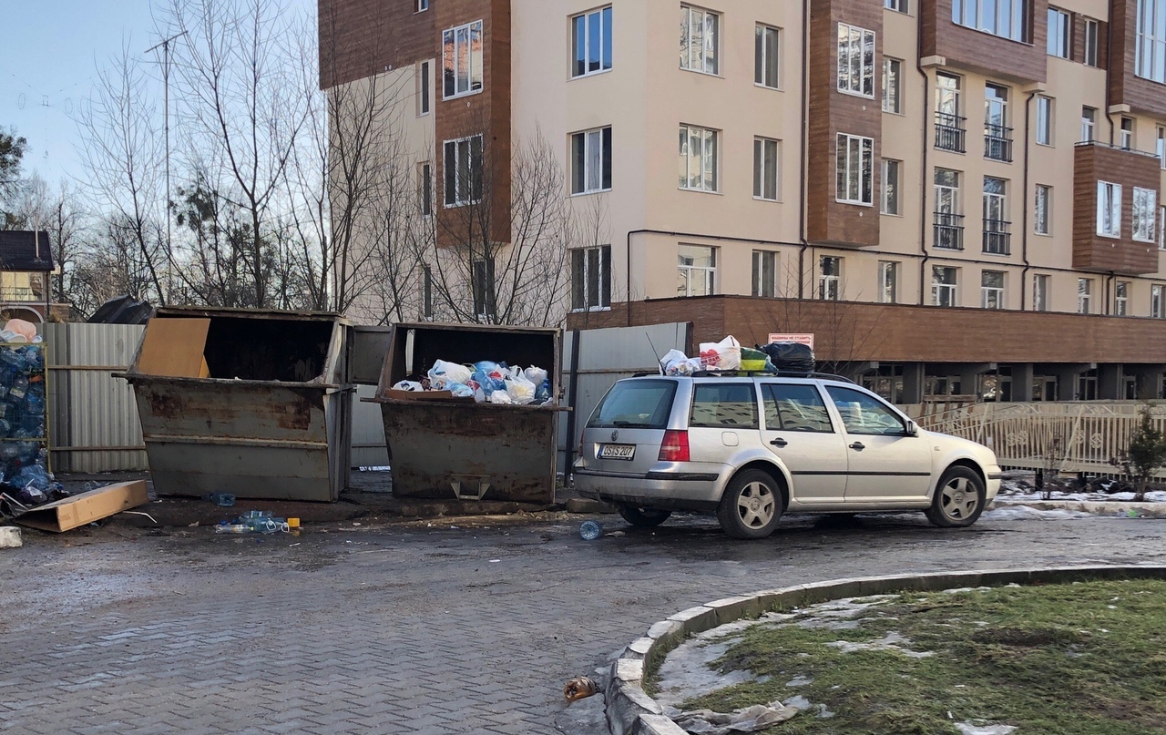 В Калининграде закидали авто немца пакетами мусора | Пикабу