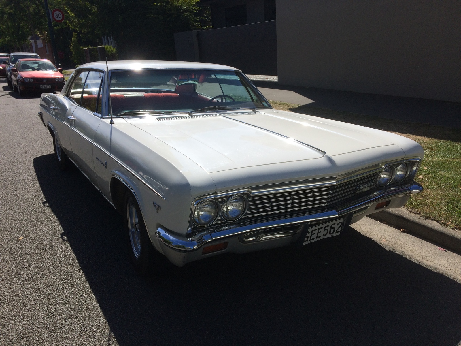 The 1966 Chevrolet Impala is a classic of the American automotive industry. It has an aggressive design with a coke bottle sidewall line. - My, , Oldtimer, , Longpost