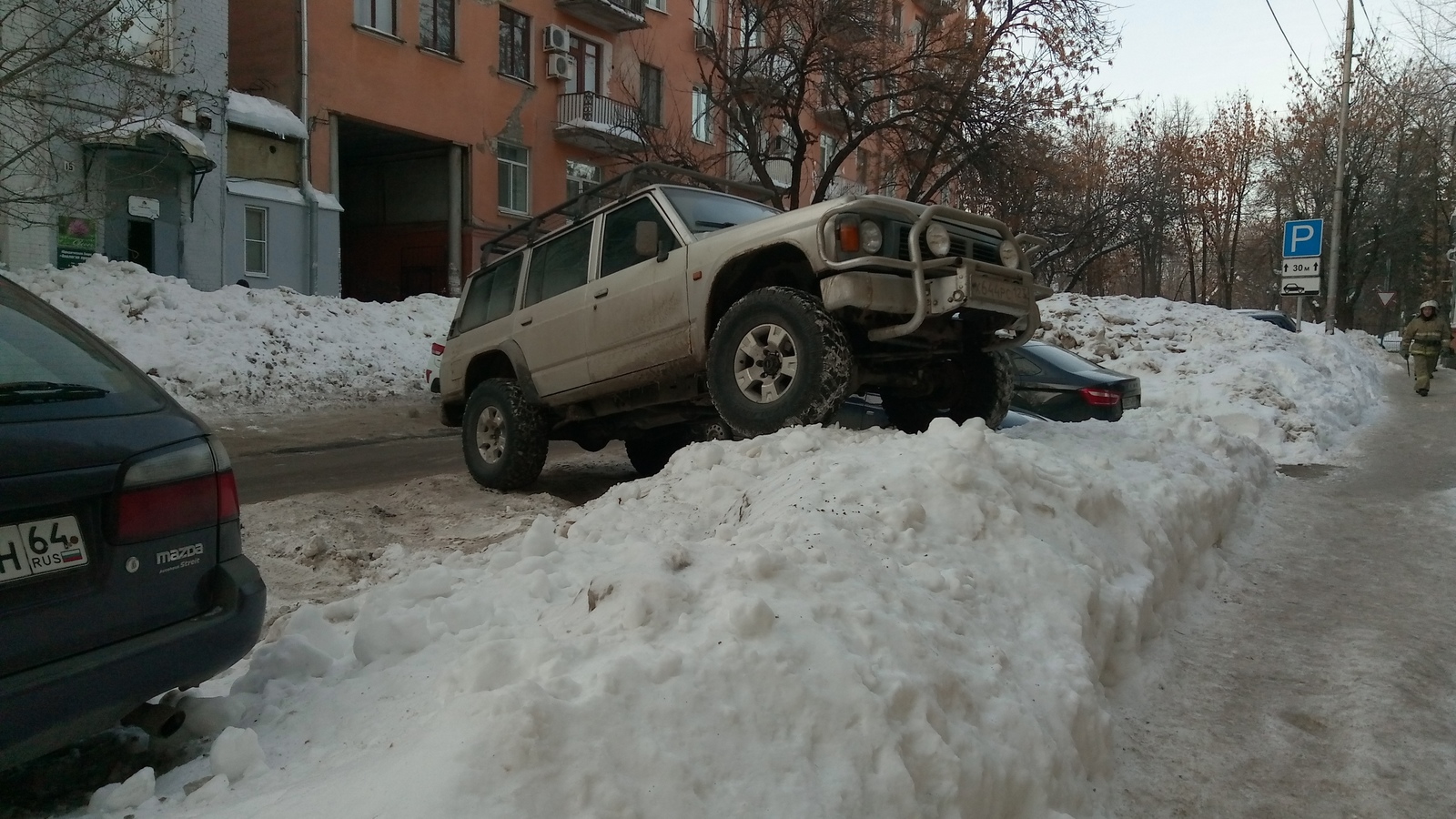 Занимается любовью с сугробом губернатора Радаева - Саратов, Радаев, Сугроб, Зима, Губернатор