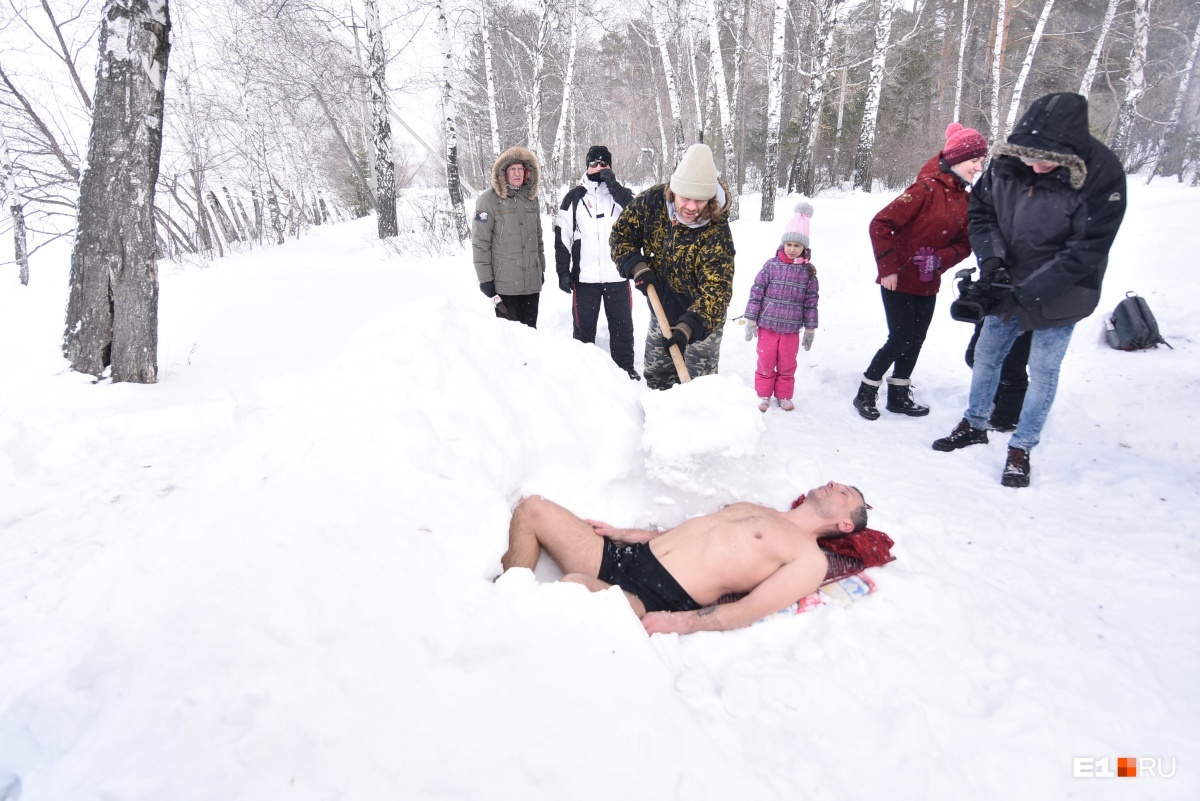 Lord of the Cold promised a fiery show on Shartash, but froze to the bone in a snowdrift in five minutes. The man was buried in the snow in his shorts. - Cold, Show, Video, Longpost