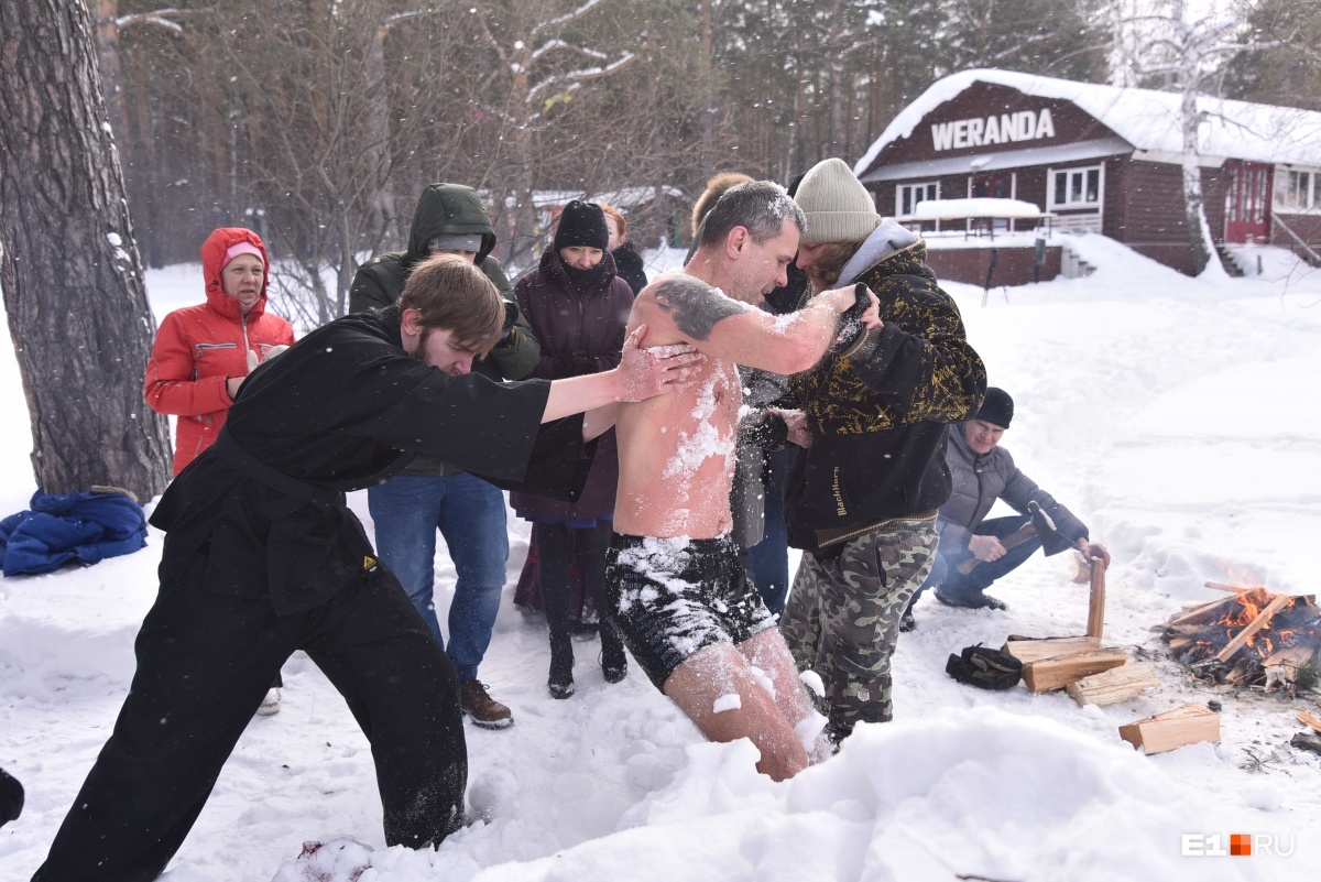 Lord of the Cold promised a fiery show on Shartash, but froze to the bone in a snowdrift in five minutes. The man was buried in the snow in his shorts. - Cold, Show, Video, Longpost