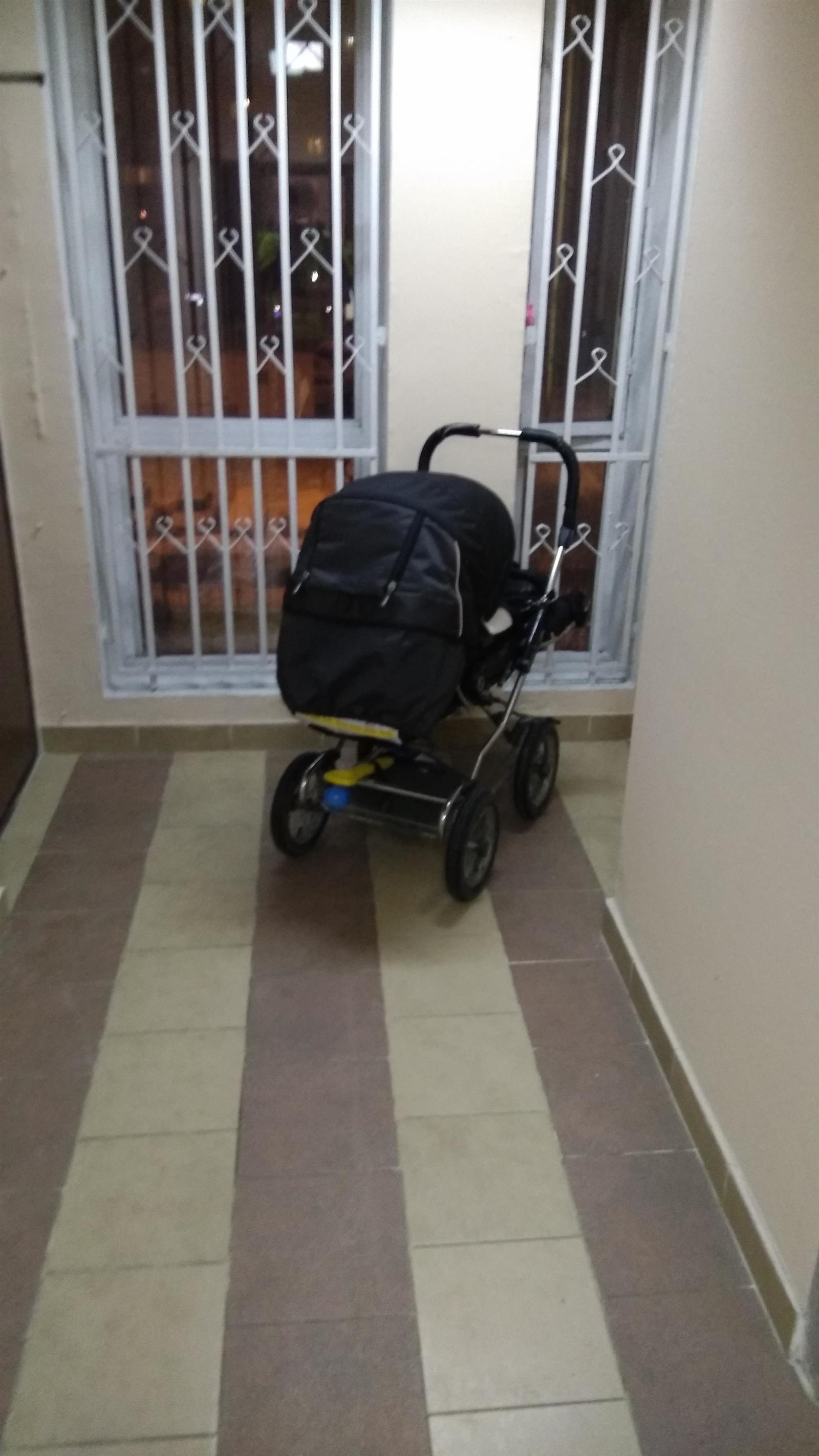 A stroller with a baby in the lobby of the floor, or what do parents think? - My, , Children, Leaving in danger, Longpost