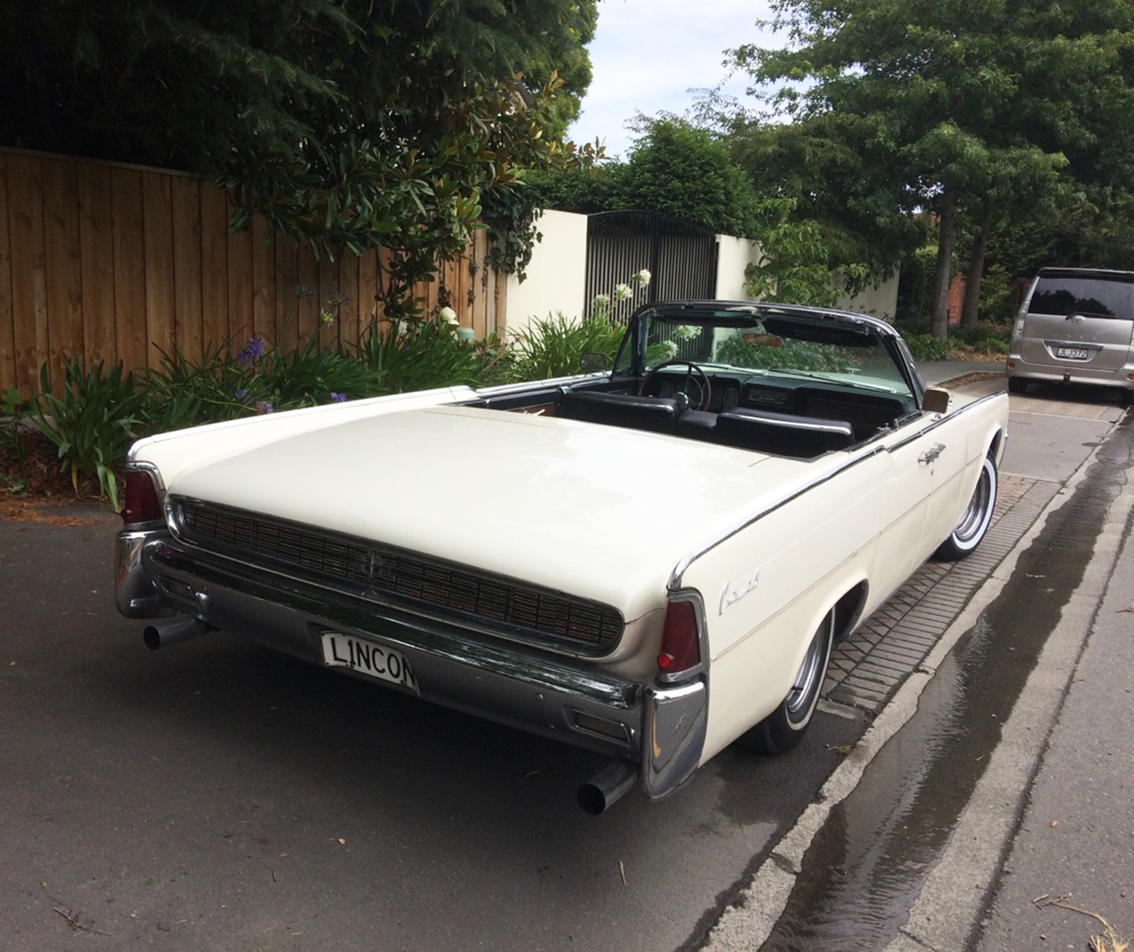 Lincoln Continental - produced since 1961. The engine is a modest volume of 7 liters, in the interior trim - California walnut veneer. - My, Lincoln, Automotive classic, American auto industry, , Longpost