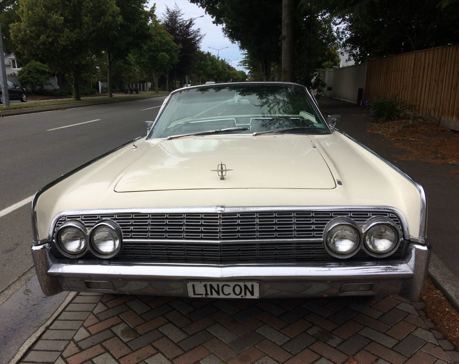 Lincoln Continental - produced since 1961. The engine is a modest volume of 7 liters, in the interior trim - California walnut veneer. - My, Lincoln, Automotive classic, American auto industry, , Longpost