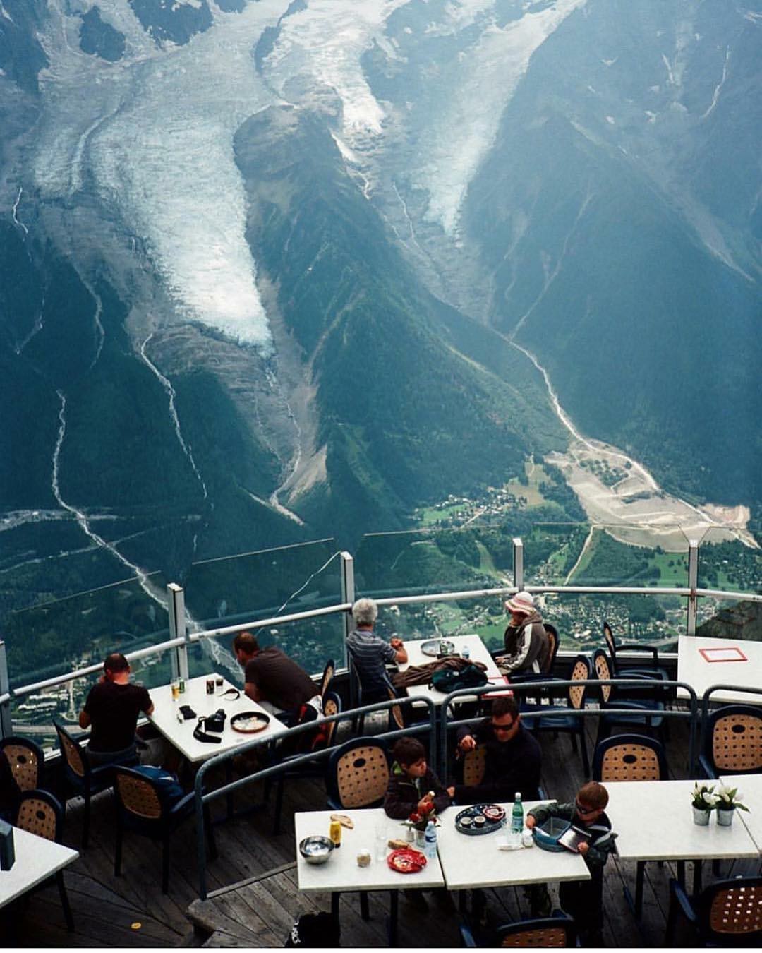 Bon Appetit! - The mountains, A restaurant, France