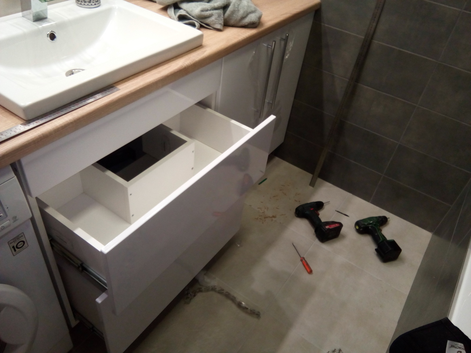 Как повесить и собрать шкафчик в ванной