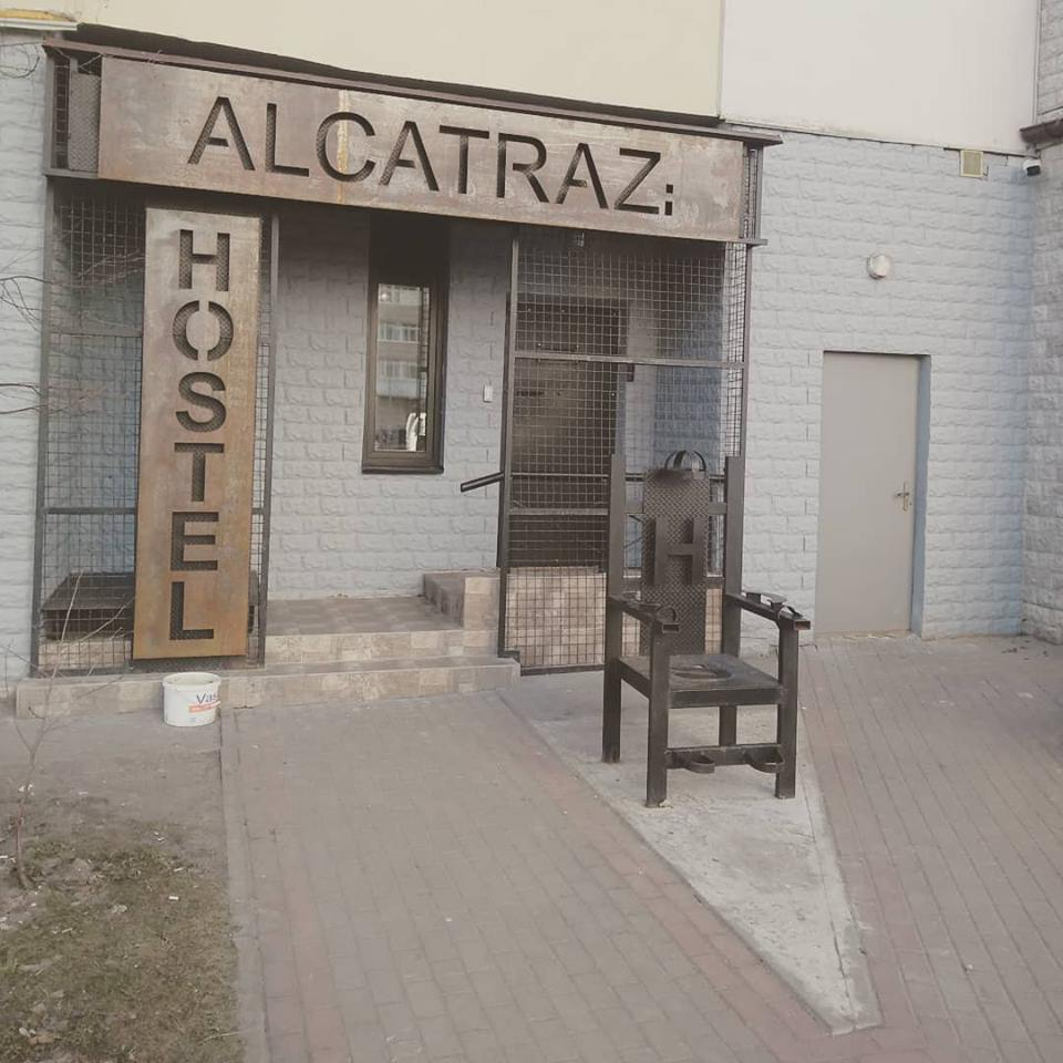 I wonder how often their visitors run away? - Hostel, Alcatraz, Kiev, Severity, 