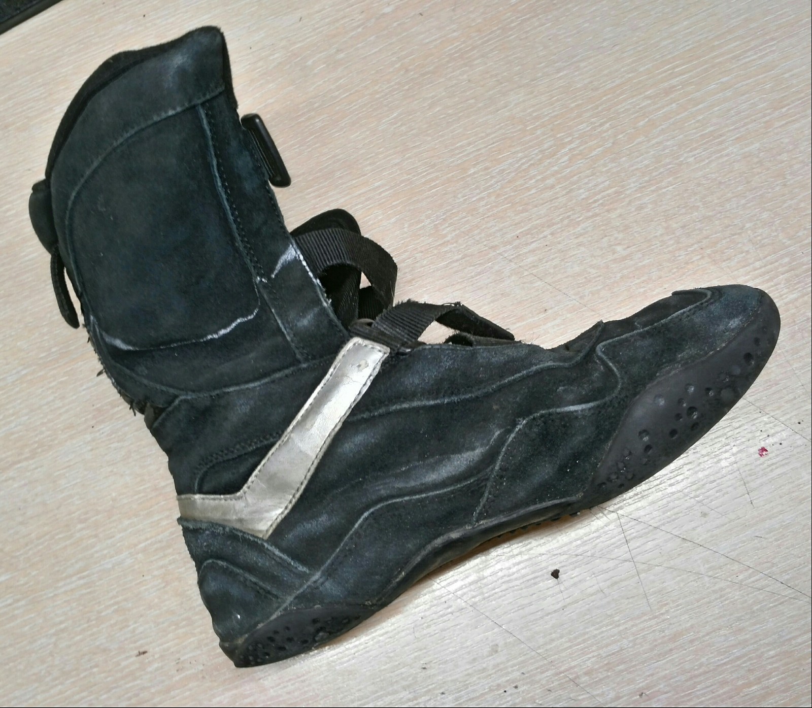 Does anyone know what these boots are called? Or at least what is the name of the company? Help me please. - Boots, Help, Name, Find, , Search, Cloth, Shoes, Longpost