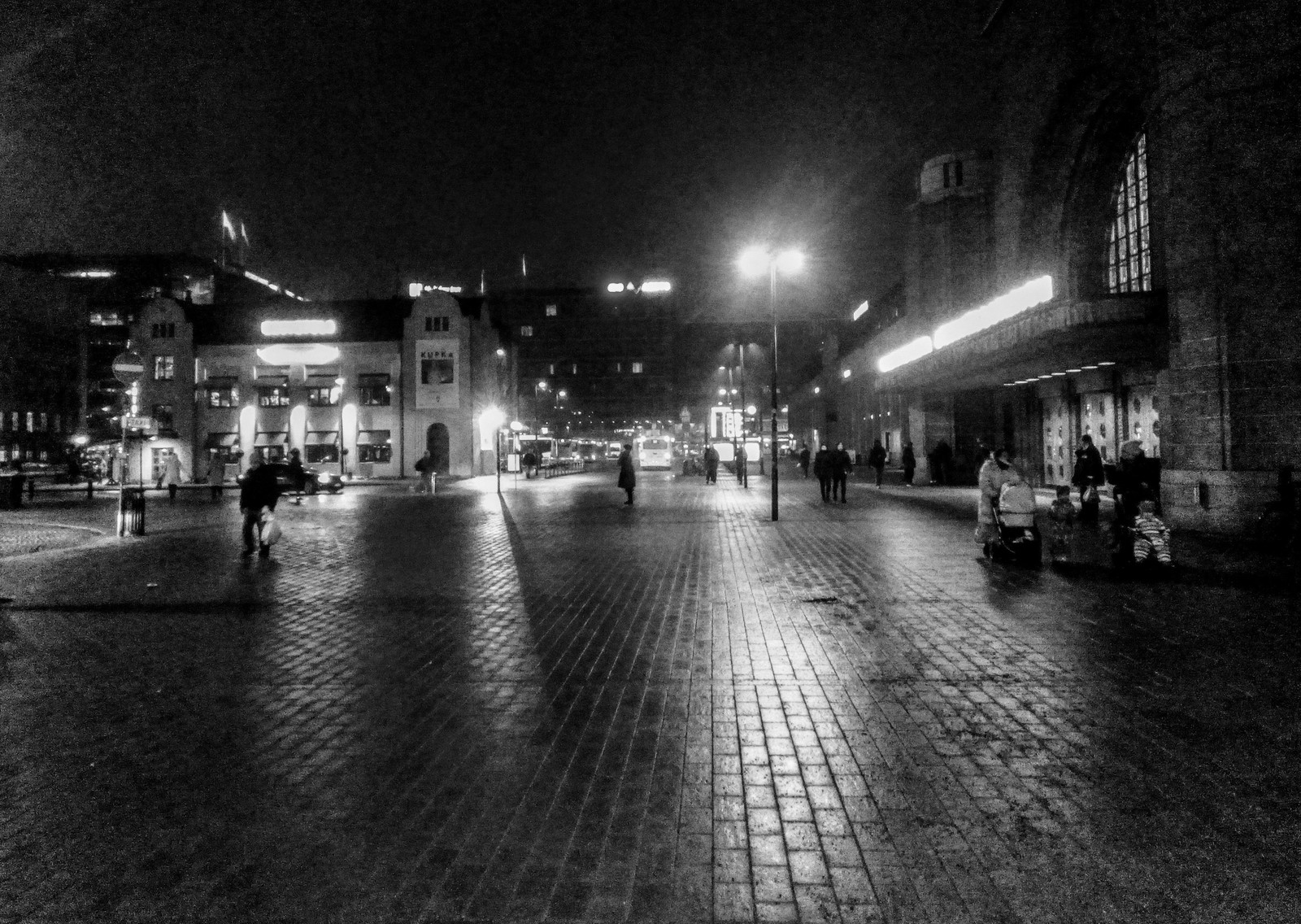 Train station in Helsinki, Finland - My, Spring, Rain, Black and white photo, Railway station, Helsinki, Finland