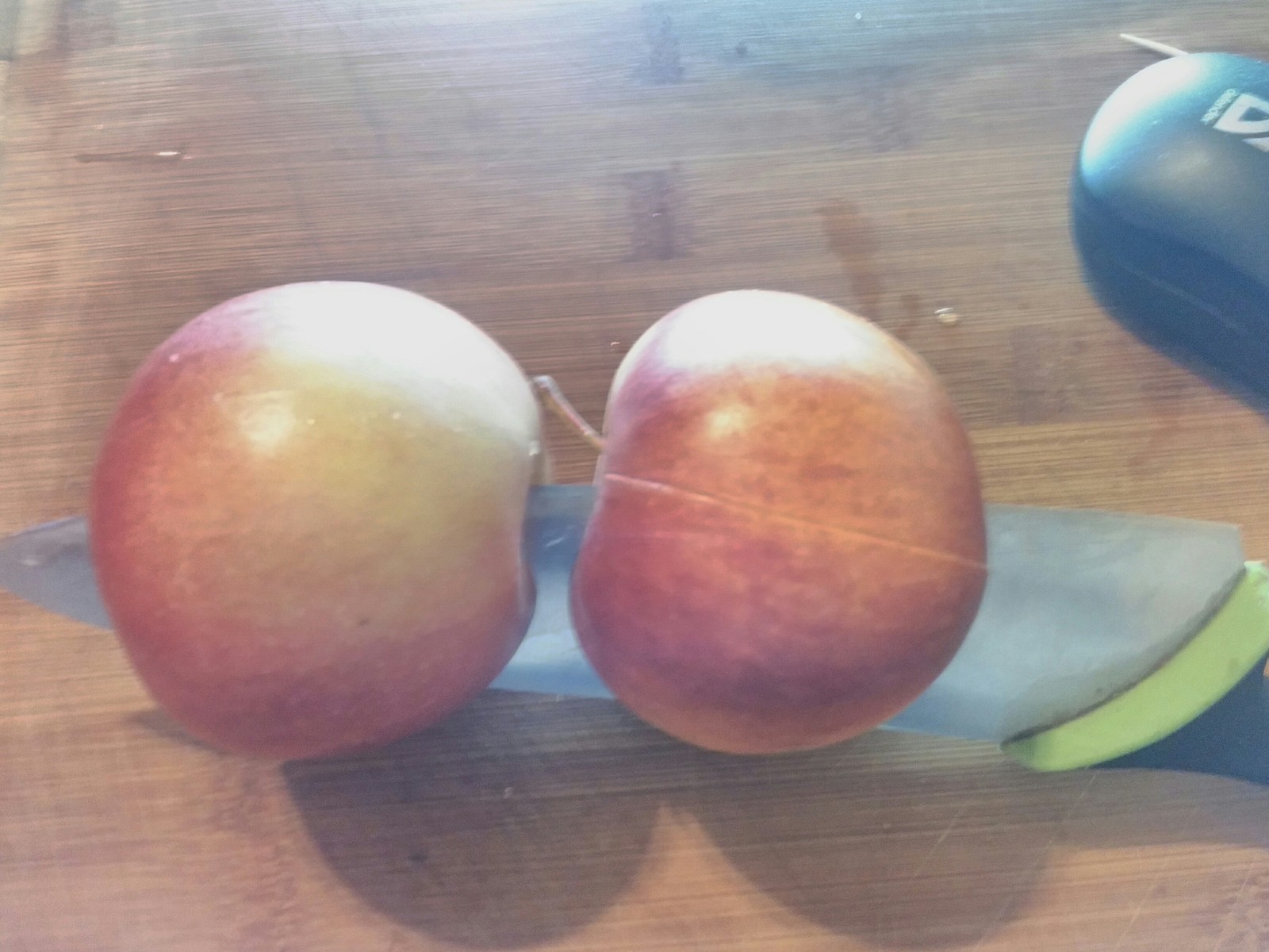 Яблоко в 2 месяца. Два яблока на троих. У меня 2 яблока. У тебя было два яблока. Загадка с двумя яблоками на троих.
