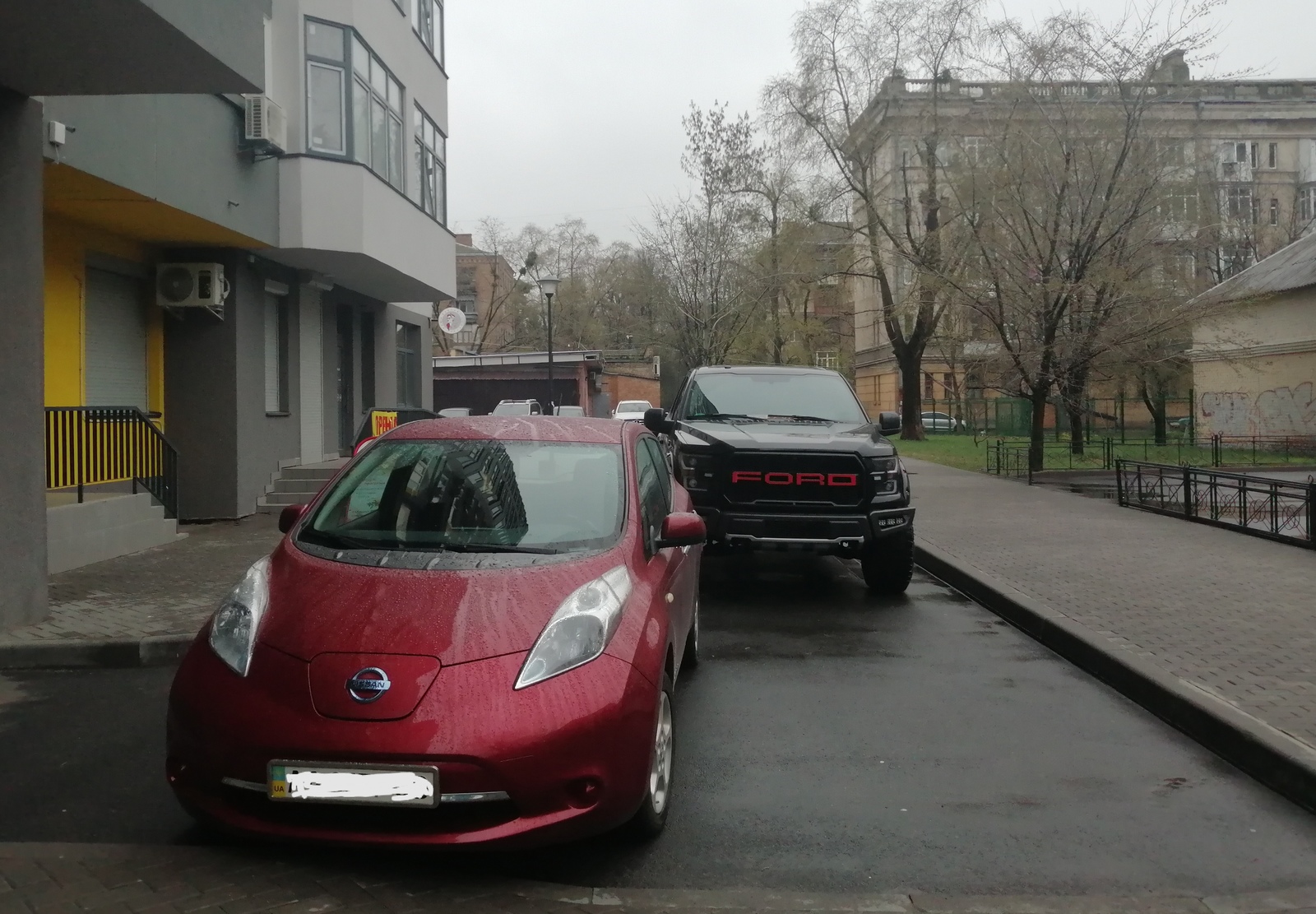 Автомобильный Инь и Янь - Моё, Фотография, Авто, Nissan Leaf, Ford raptor, Электромобиль, Сравнение