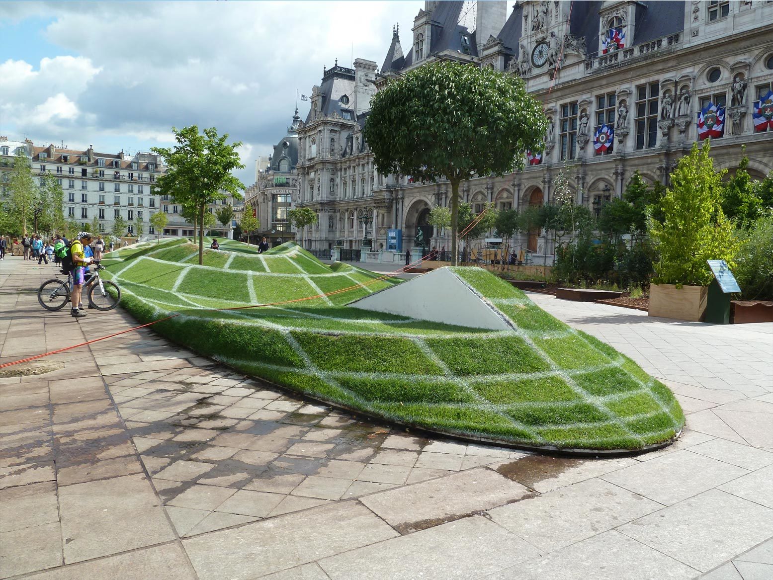 Visual illusion near Paris City Hall - Paris, Illusion, Flat land, Longpost