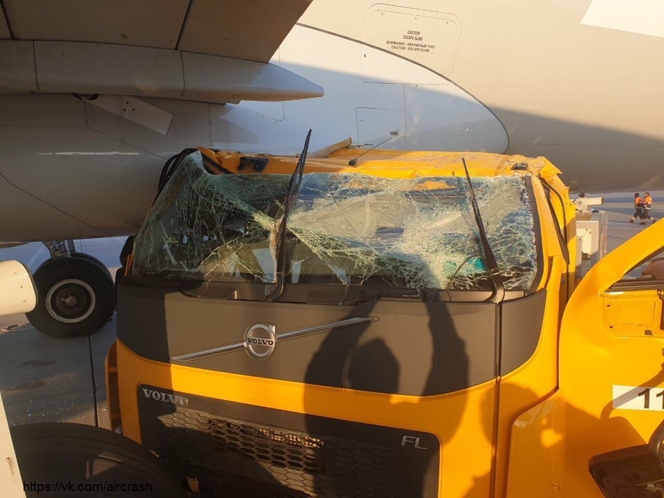 An accident at the Moscow Sheremetyevo Airport, the car crashed into an Airbus A321 aircraft, VQ-BOD of Nordwind airlines. - Sheremetyevo, Airplane, The airport, Nordwind Airlines, Road accident, Crash, Longpost