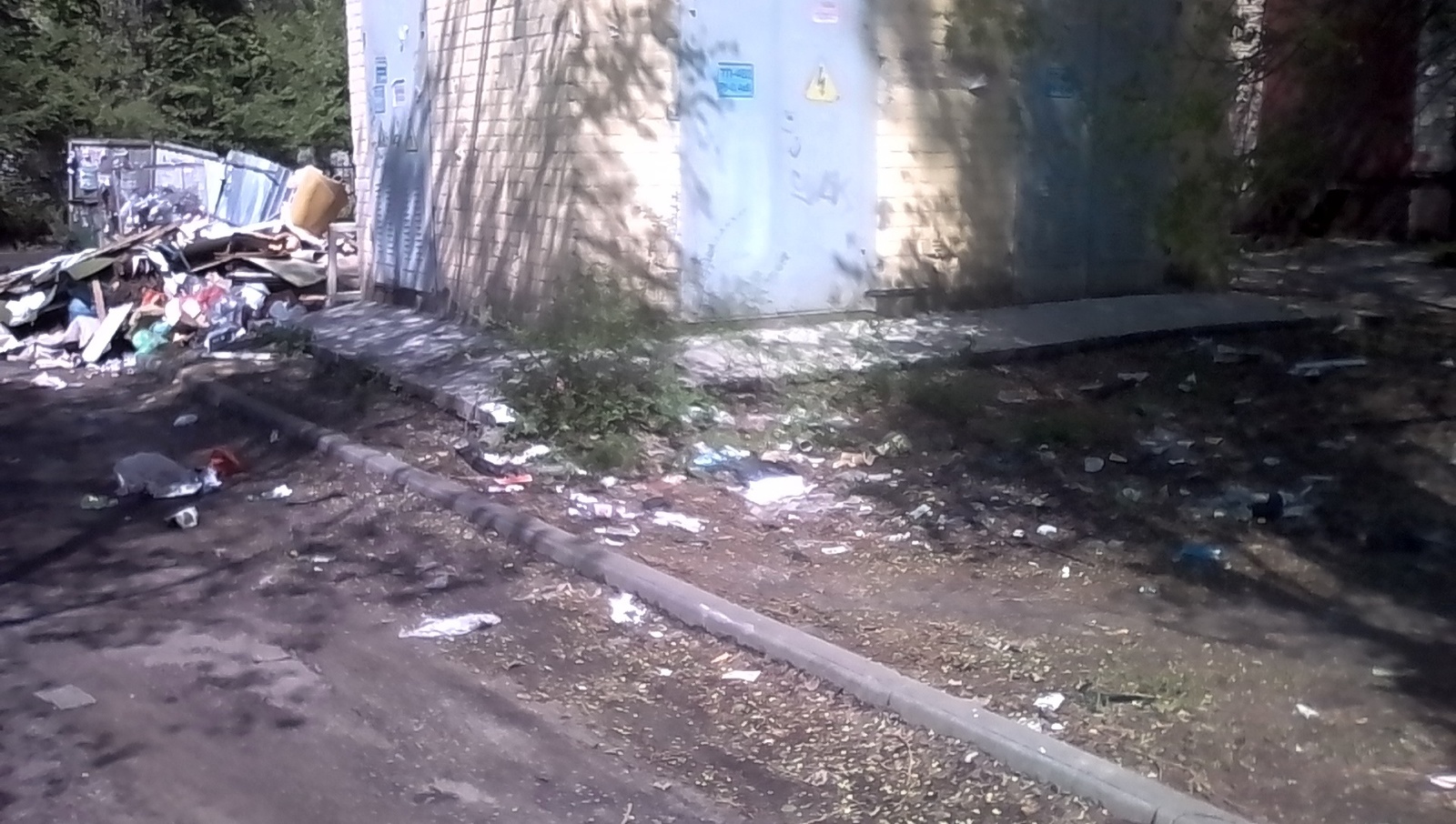 Yard 129, 127 houses on Leninsky Prospekt, Voronezh. - My, Housing and communal services, Trash can