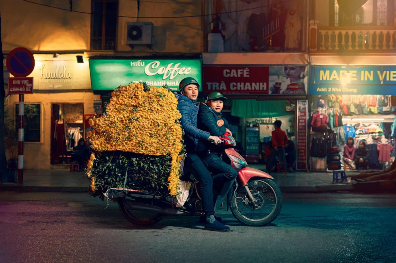 Delivery workers from Hanoi transporting goods on their scooters - The photo, Hanoi, Cargo, Deliveryman, Longpost, Vietnam, Moped