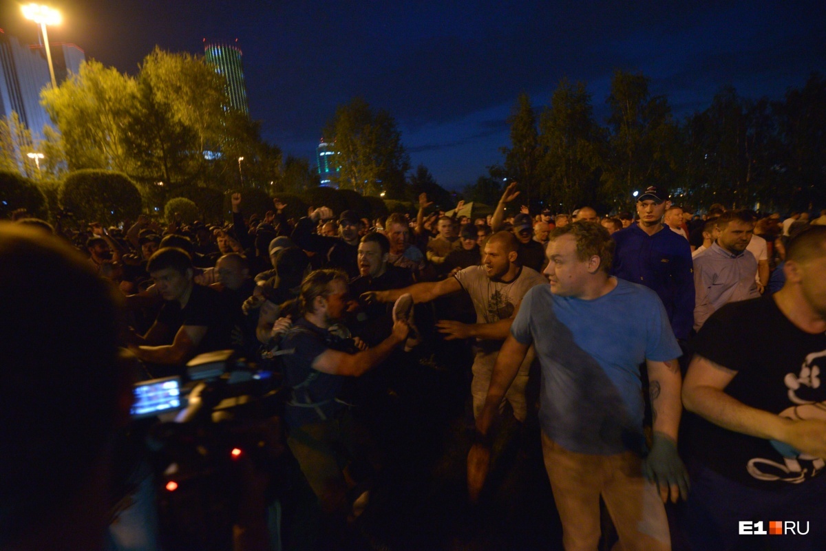 The calm before the storm: riot police drove up to the square near the Drama Theater - Yekaterinburg, ROC, The park, Longpost, Negative