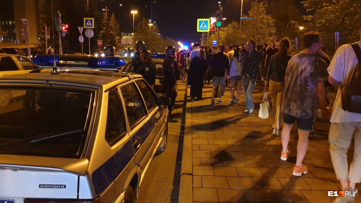 The calm before the storm: riot police drove up to the square near the Drama Theater - Yekaterinburg, ROC, The park, Longpost, Negative