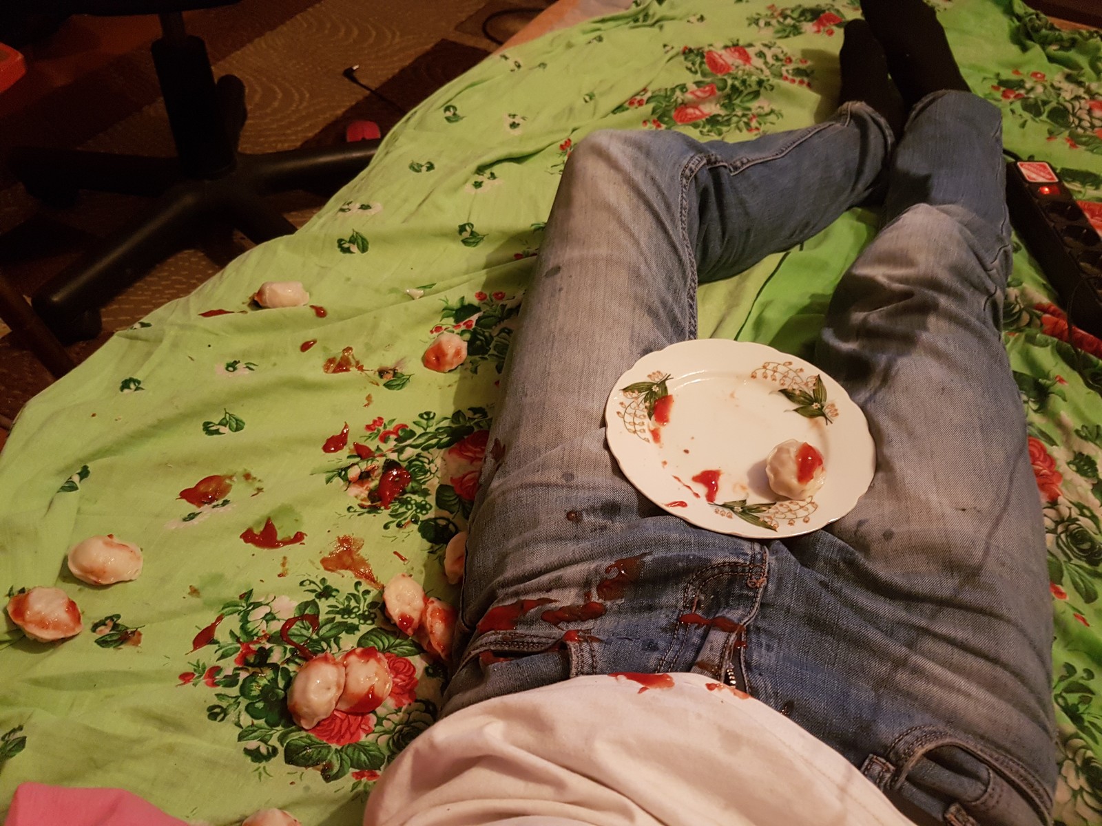 Decided to eat dumplings in bed, uh... - My, Dumplings, Ketchup, Bed, TV set