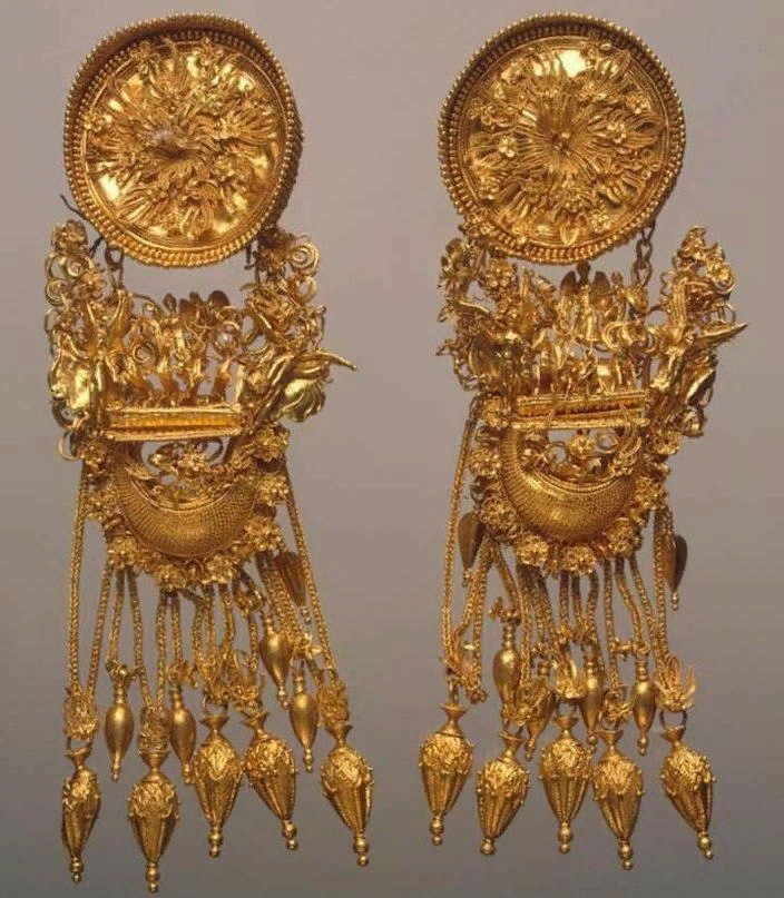 Feodosia earrings - Find, Archeology