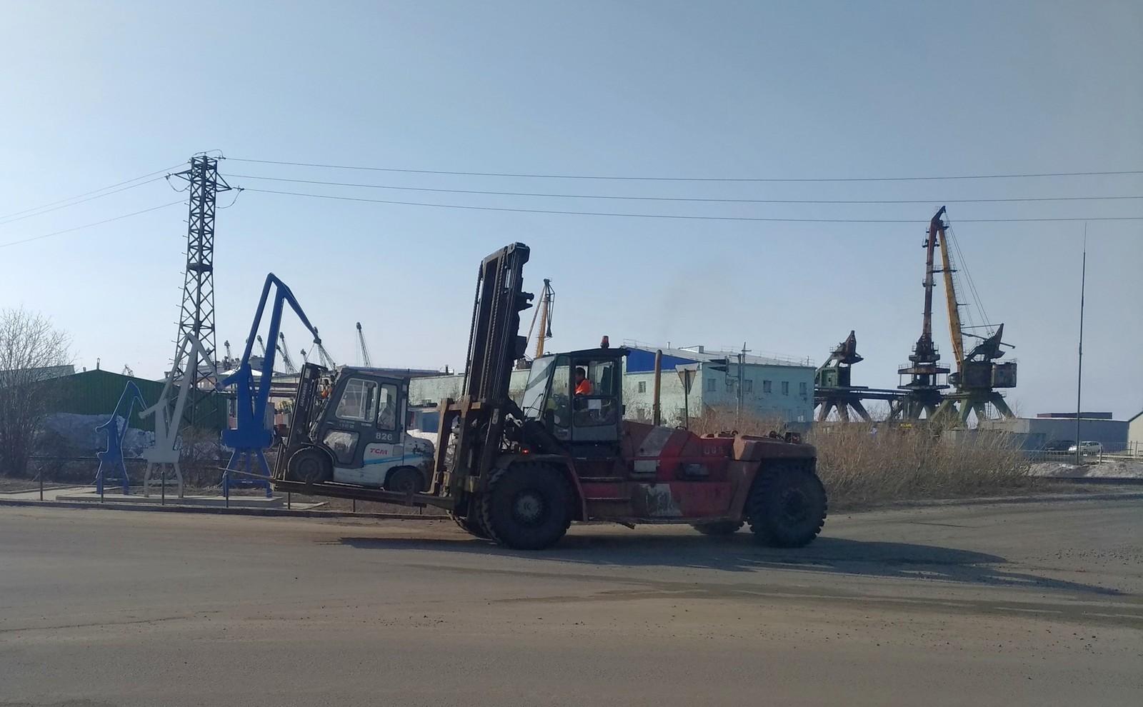 Папа несет на ручках своего малыша - Погрузчик, Милота, Техника