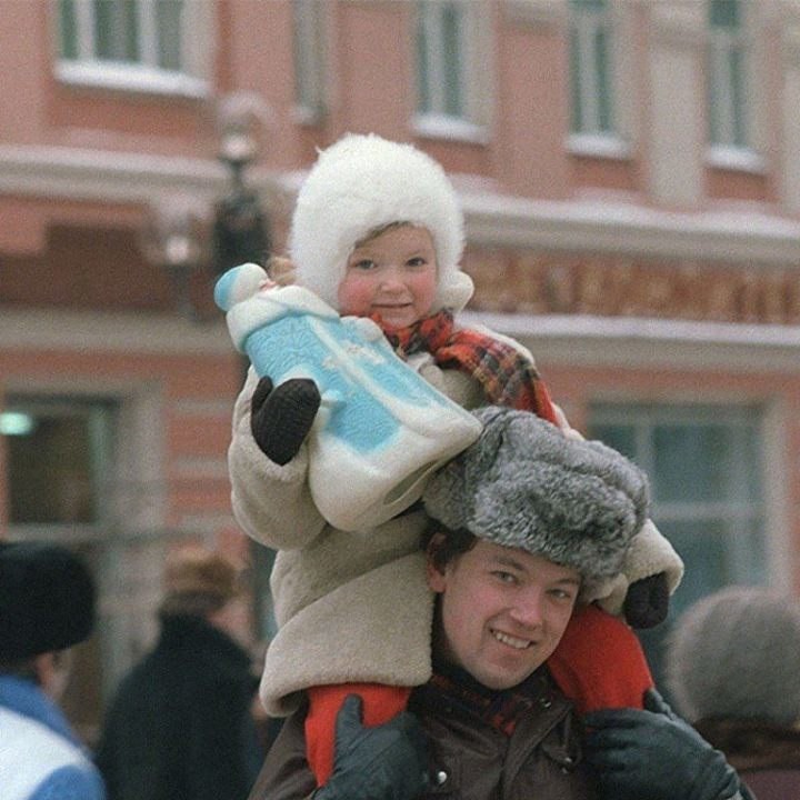 Father and daughter at the Christmas tree market on the eve of the new year, 1986. - the USSR, Story, Children, New Year, 1986