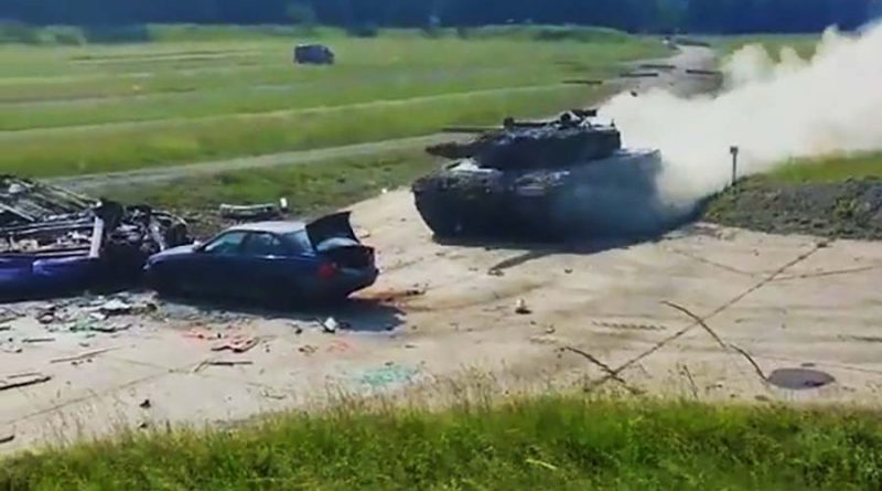 Танк Leopard на всех парах разносит автомобиль BMW. - Танки, Leopard 2A4, Военные учения, Германия, YouTube, Видео