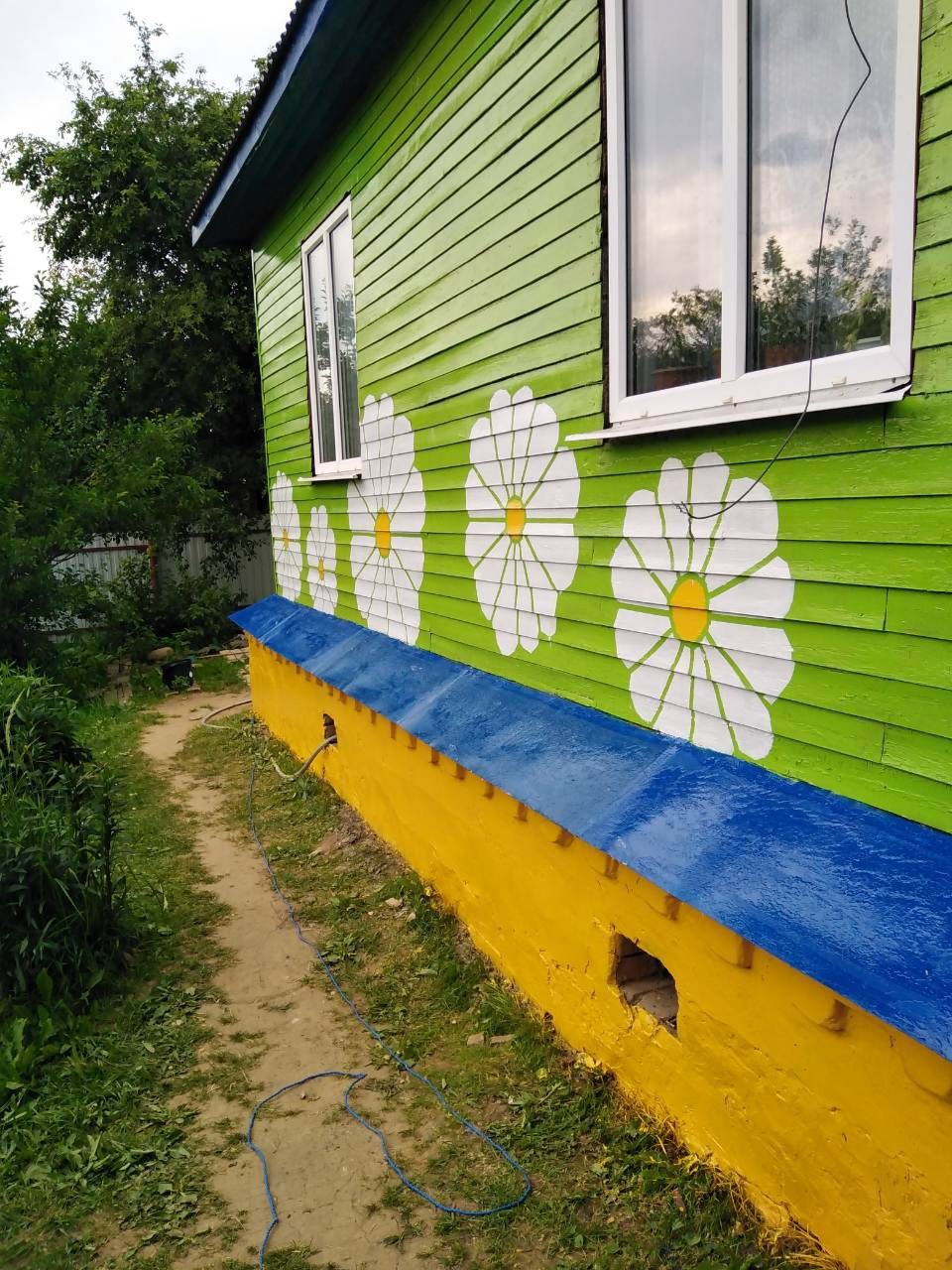 Какой краской покрасить старый дом. Покраска дачного дома. Покрасить дачный домик. Покраска садового домика. Покрасить дачный домик снаружи.