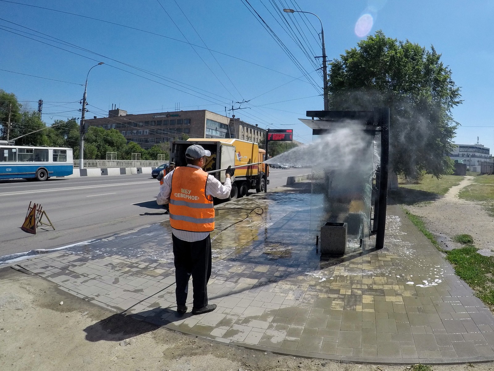 В Волгограде начали Увлажнять прозрачные остановки.Ну здорово же) - Волгоград, Лето, Жара