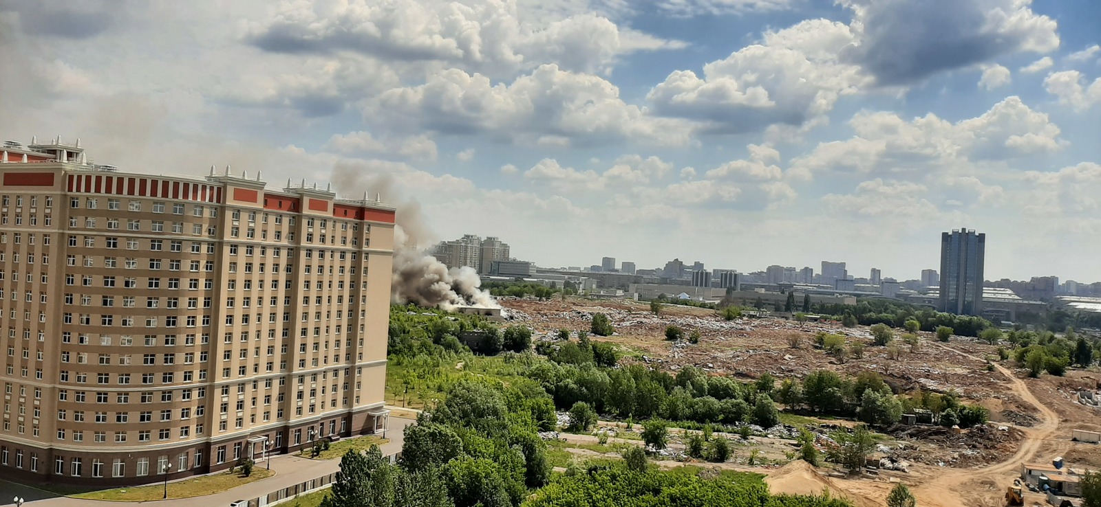 Как тушат пожары в Москве (МГУ Шанхай 21.06.19) - Моё, Москва, Шанхай, МГУ, Гараж, Пожар, Вертолет, Тушение, МЧС, Видео, Длиннопост