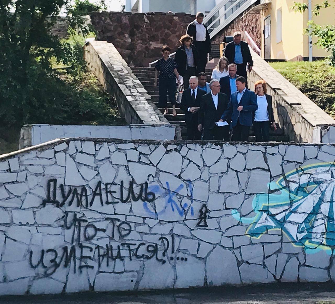 The governor and the mayor are discussing the improvement of Krasnoyarsk. - Krasnoyarsk, Beautification, The writing is on the wall