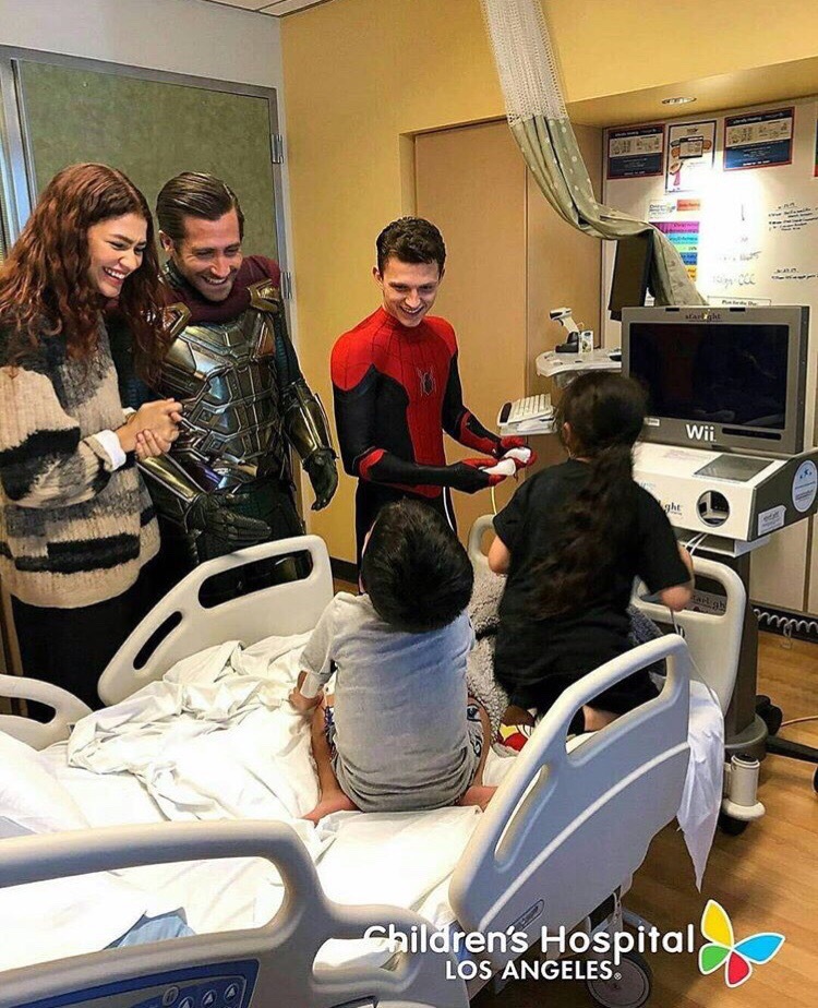 Jake Gyllenhaal, Tom Holland and Zendaya visited the children's hospital and looked very cute - Tom Holland, Spider-Man: Far From Home, Marvel, Spiderman, Hospital, Jake Gyllenhaal, Video, Longpost