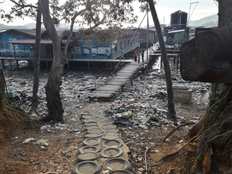 A shitty village on the water in Malaysia - Malaysia, Garbage, Ocean, Longpost