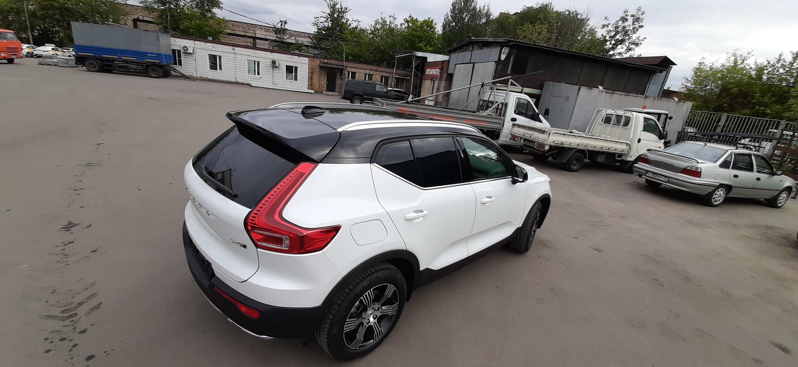 Volvo XC-40 inscription. Черный верх, белый низ и немного брони. - Моё, Автовинил, Полиуретан, Детейлинг, Оклейка авто, Пленка, Винил, Volvo, Москва, Длиннопост