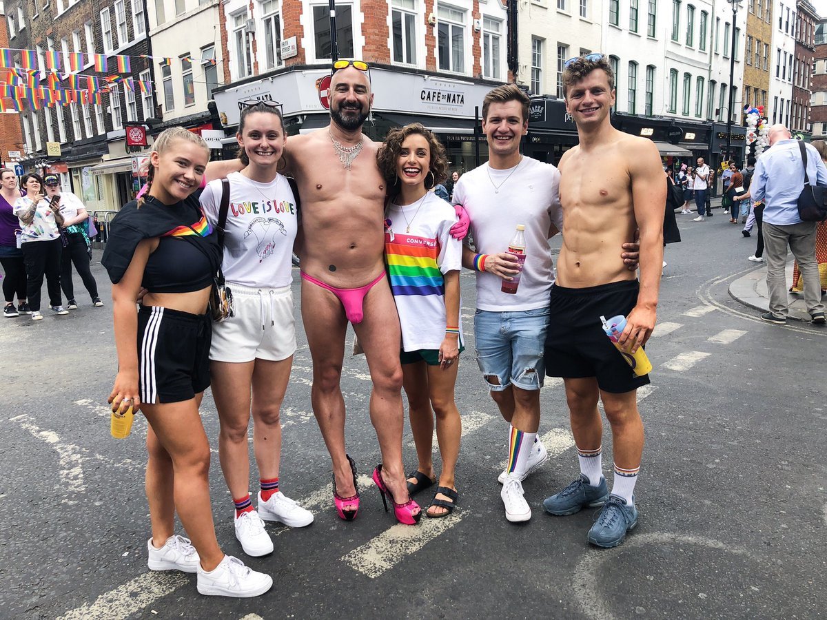 Военные, полиция, дети, мусульмане, собаки и даже футбольные болельщики. В  Лондоне прошёл крупнейший в истории гей-парад. | Пикабу