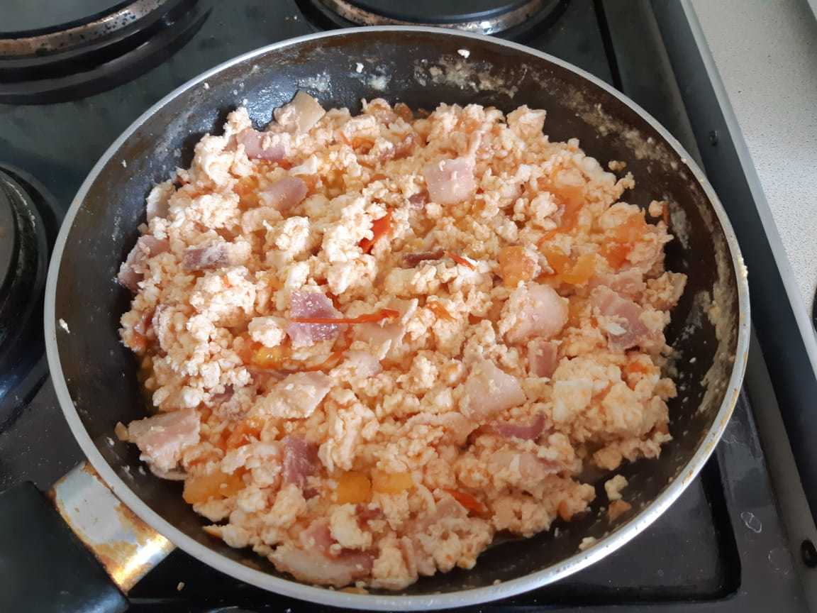 Scrambled eggs or a great bachelor's Saturday breakfast - My, Recipe, Breakfast, Eggs, Tomatoes, Bacon, Longpost, 